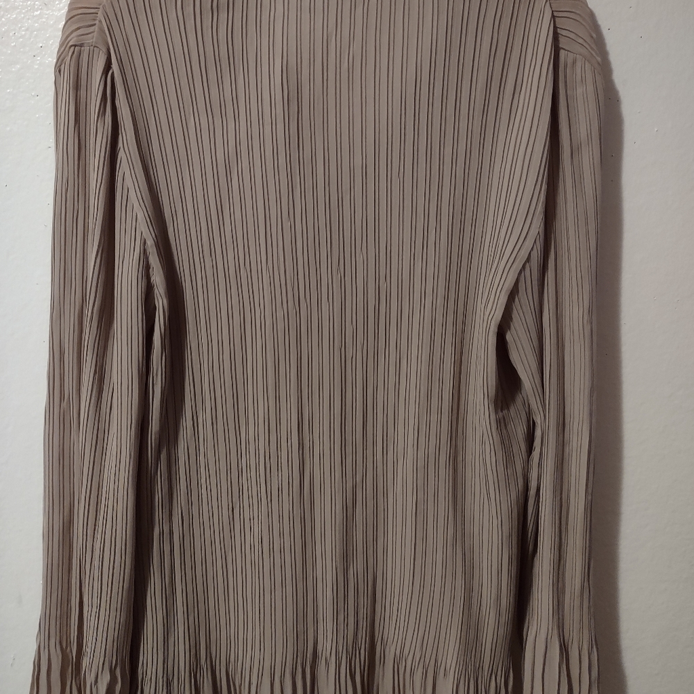 UbU button down blouse. - Picture 3 of 3
